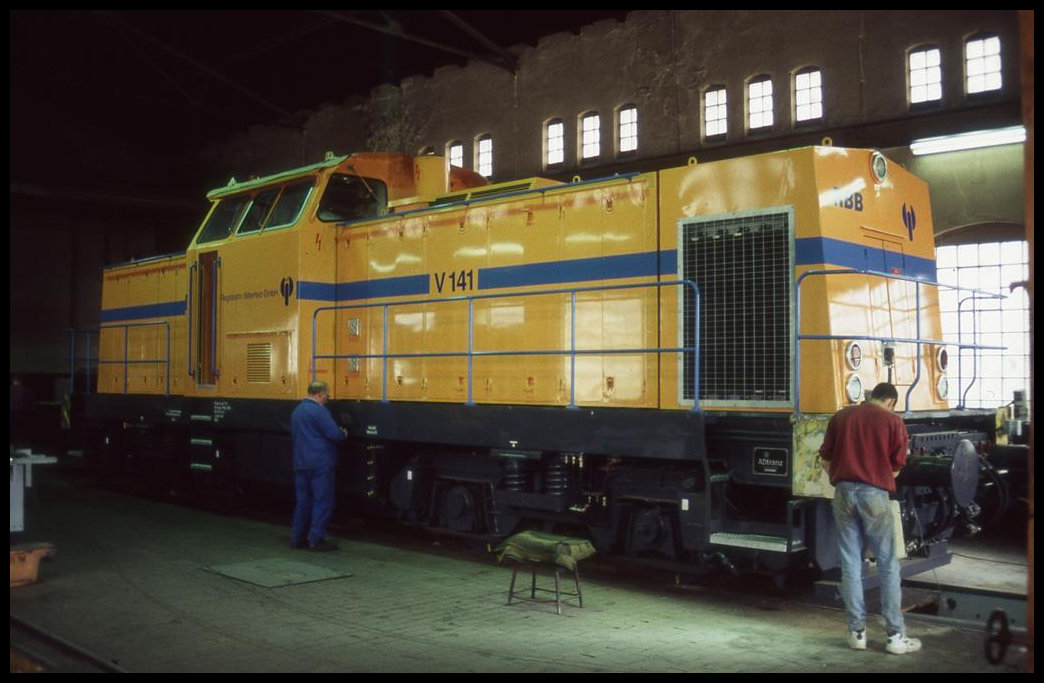 Blick in die Werkstatt der Teutoburger Wald Eisenbahn in Lengerich Hohne. Am 31.07.1997 war gerade Lok RBB 141 in der Endaufbereitung!