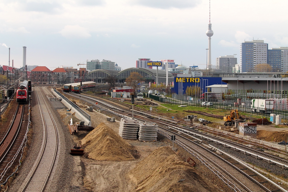 Blicke von der Warschauer Brücke am 10.04.2016.	
Der Blick geht Richtung Westen zum Berliner Ostbahnhof.
Zwei S-Bahnen der BR 481-482 begegnen sich und der RE 1 fährt seinem nächsten Halt entgegen.

