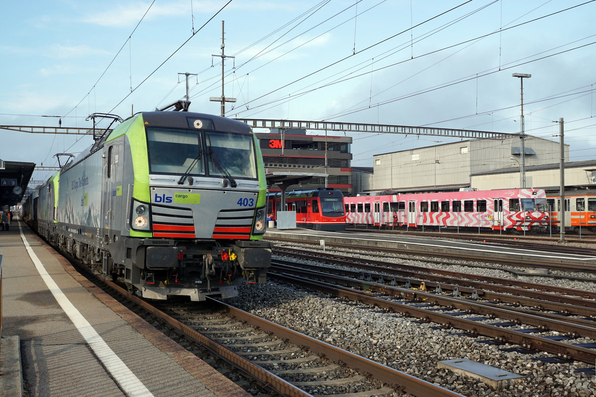 BLS 475 403-2  Siemens Vectron  anlässlich der Bahnhofsdurchfahrt Langenthal vor einer Schwesterlok am 13. September 2018.
Foto: Walter Ruetsch
