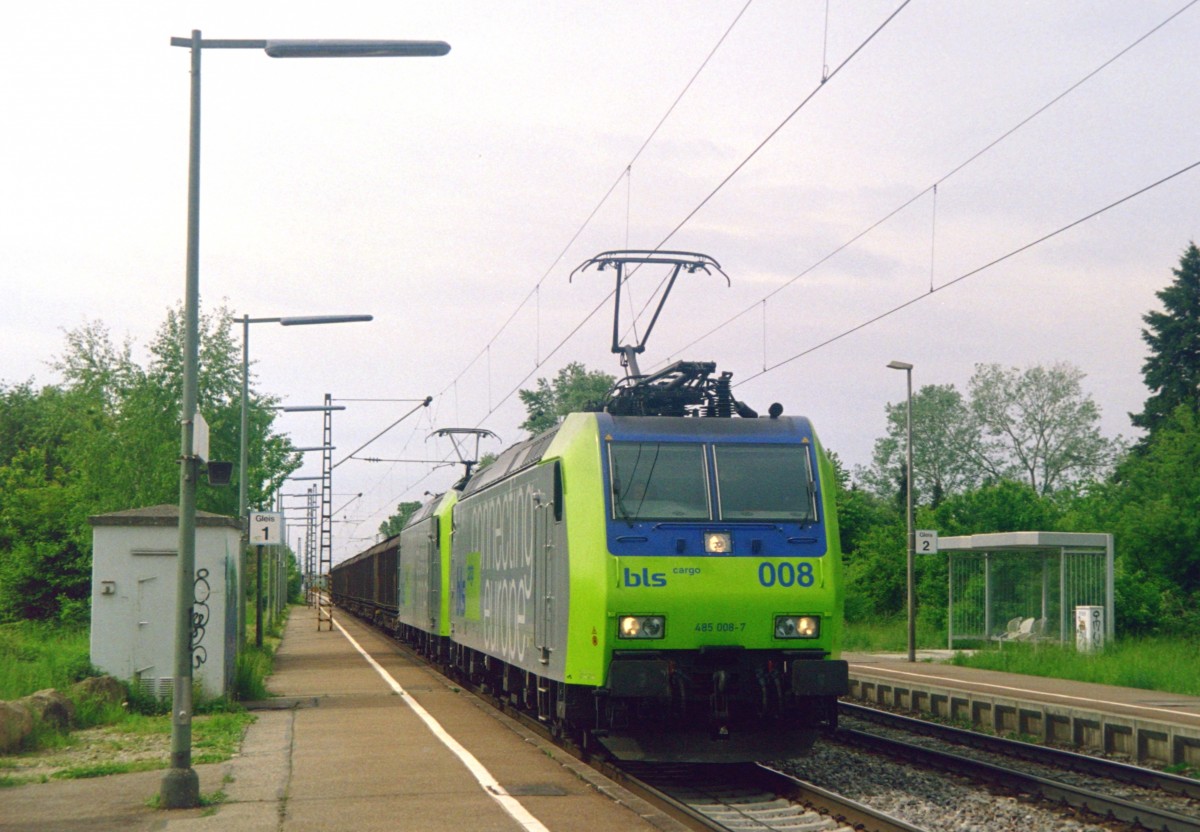 BLS 485 008 mit Gterzug Richtung Freiburg am 16.05.2006 in Buggingen