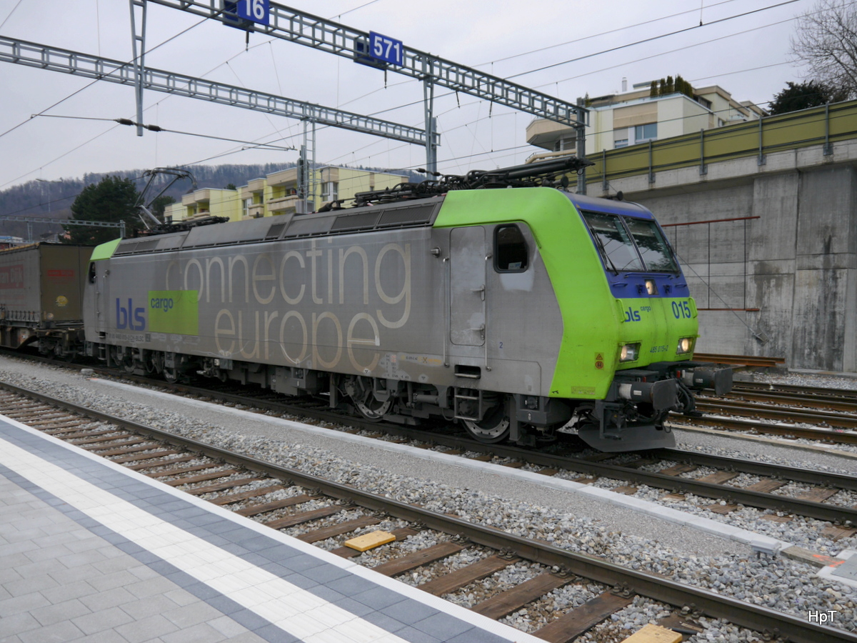 BLS - 485 015-2 mit Güterzug bei der ausfahrt aus dem Bahnhof Spiez am 25.02.2018