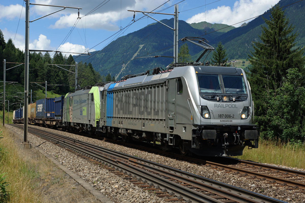 BLS: BLS-CARGO Doppeltraktion auf der Gotthard-Südrampe unterwegs am 28. Juli 2016. An der Spitze des Zuges war die RAILPOOL 187 006-2 eingereiht.
Foto: Walter Ruetsch 