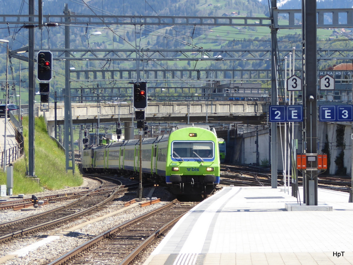 BLS - Einfahrender RE im Bahnhof Spiez von Interlaken an der Spitze der Steuerwagen Bt 50 85 80-35 994-4 am 06.05.2016