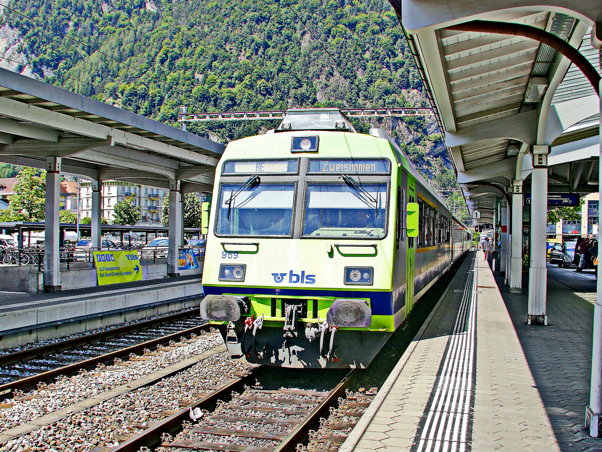 BLS: Einfahrt 969 und 726 in den Bahnhof Interlaken West in Richtung Zweisimmen am 25. Juni 2018. 