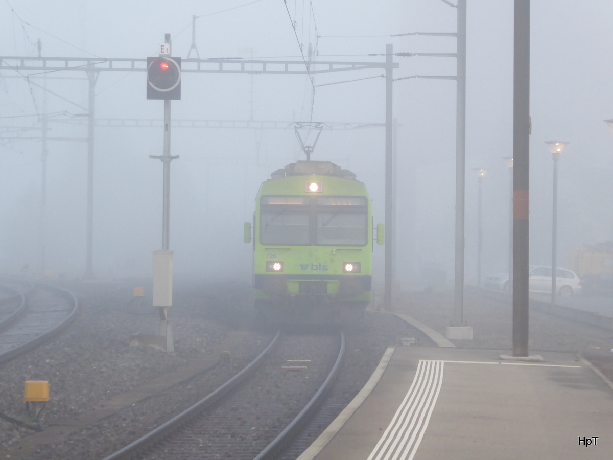 BLS - In einer dicken Nebelsuppe nochmals der Regio von Büren an der Aare nach Lyss bei der einfahrt in den Bahnhof von Busswil an der Spitze der Triebwagen RBDe 4/4 565 726-7 am 20.11.2016