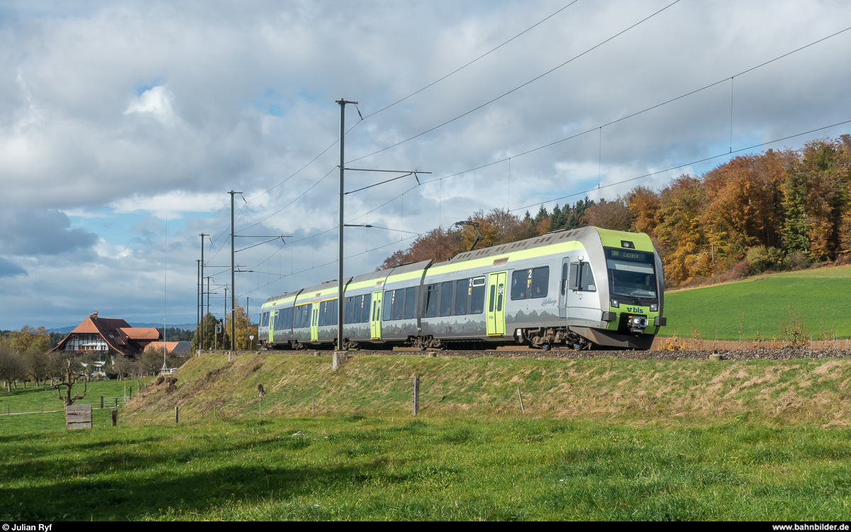 BLS Lötschberger RABe 535 105 als RE Bern - Luzern am 22. Oktober 2017 bei Vielbringen.