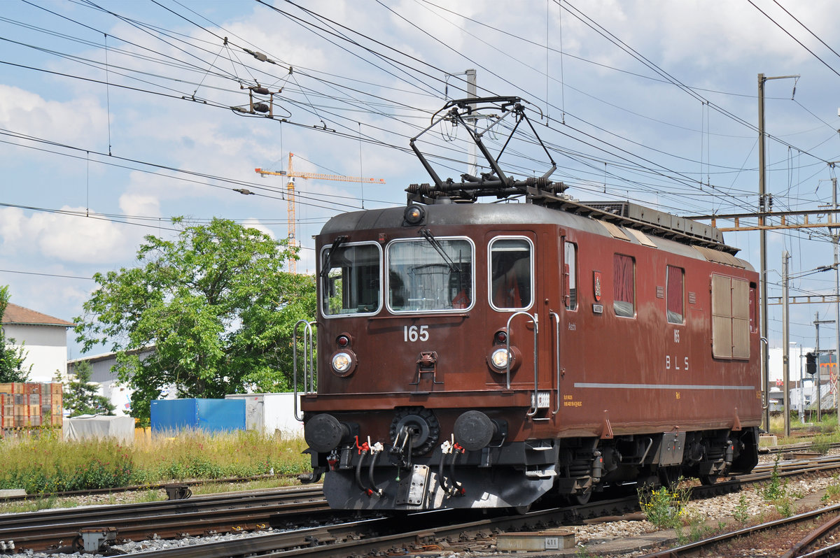 BLS Lok 425 165 durchfährt solo den Bahnhof Pratteln. Die Aufnahme stammt vom 28.06.2016.