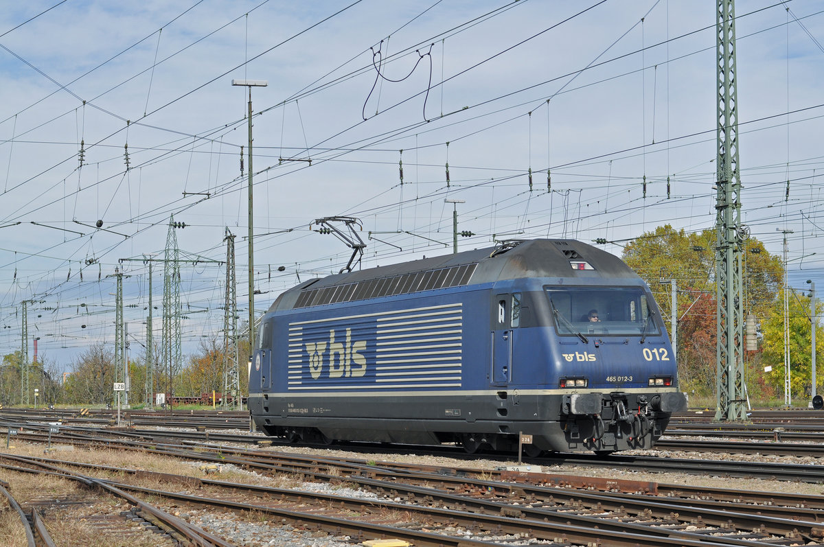 BLS Lok 465 012-3 durchfährt den Badischen Bahnhof. Die Aufnahme stammt vom 21.10.2017.
