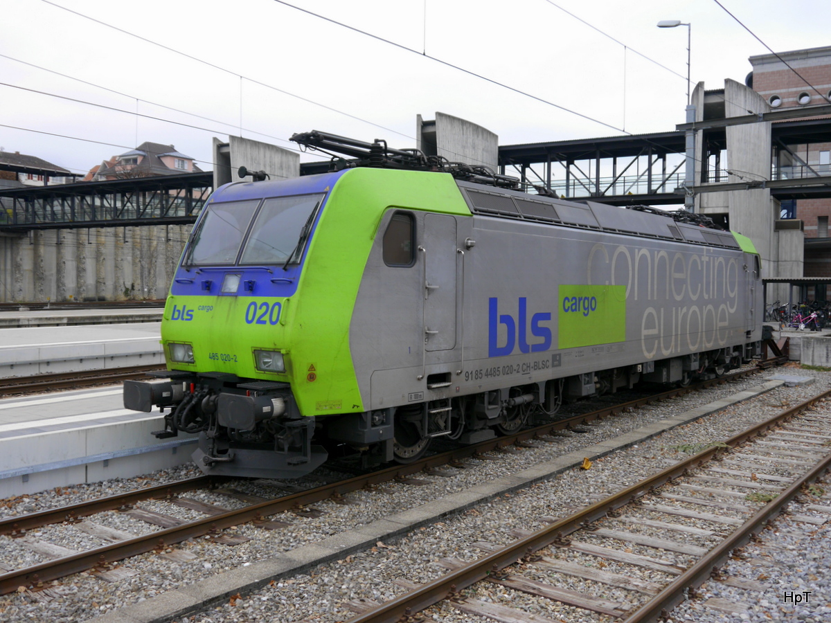 BLS - Lok 485 020-2 abgestellt im Bahnhofsareal in Spiez am 25.02.2018