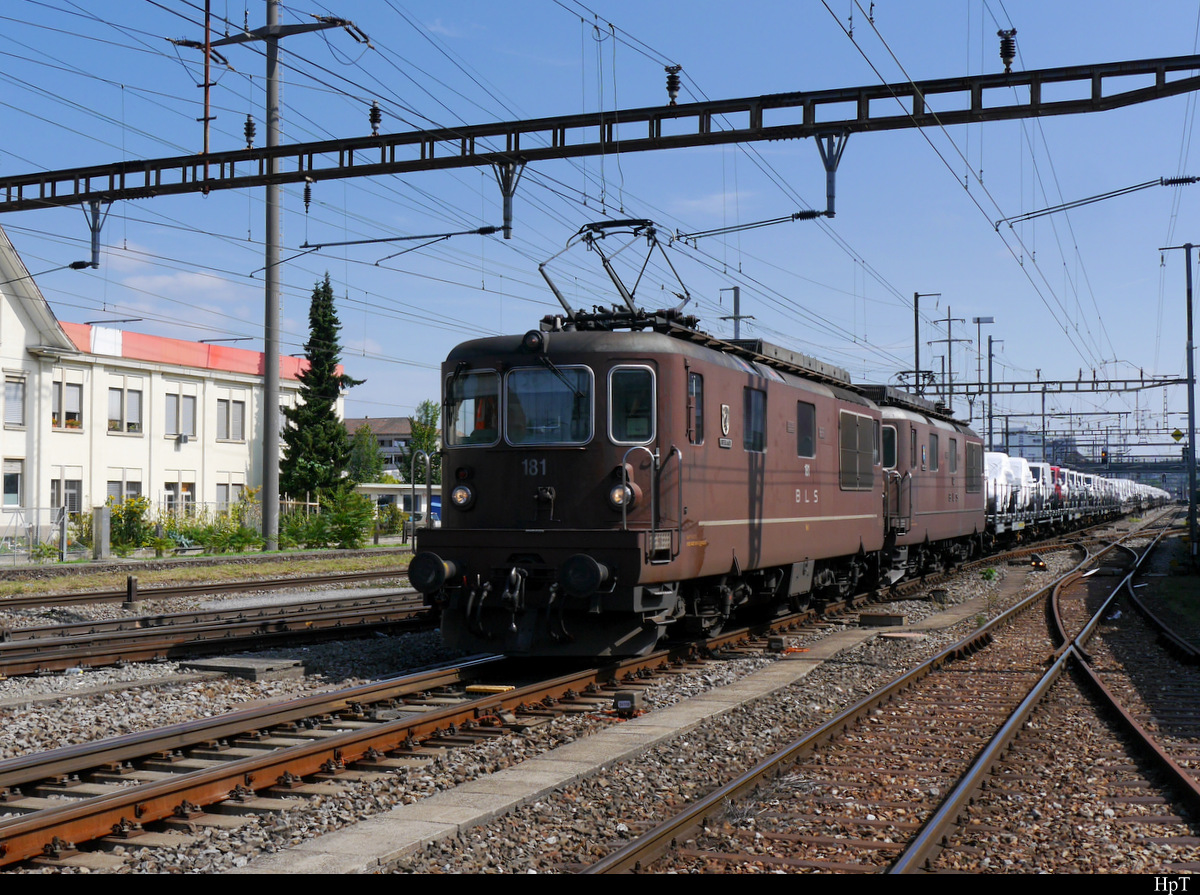 BLS - Loks Re 4/4 181 und Re 4/4 172 vor Autogüterzug unterwegs in Prattelen am 15.09.2018