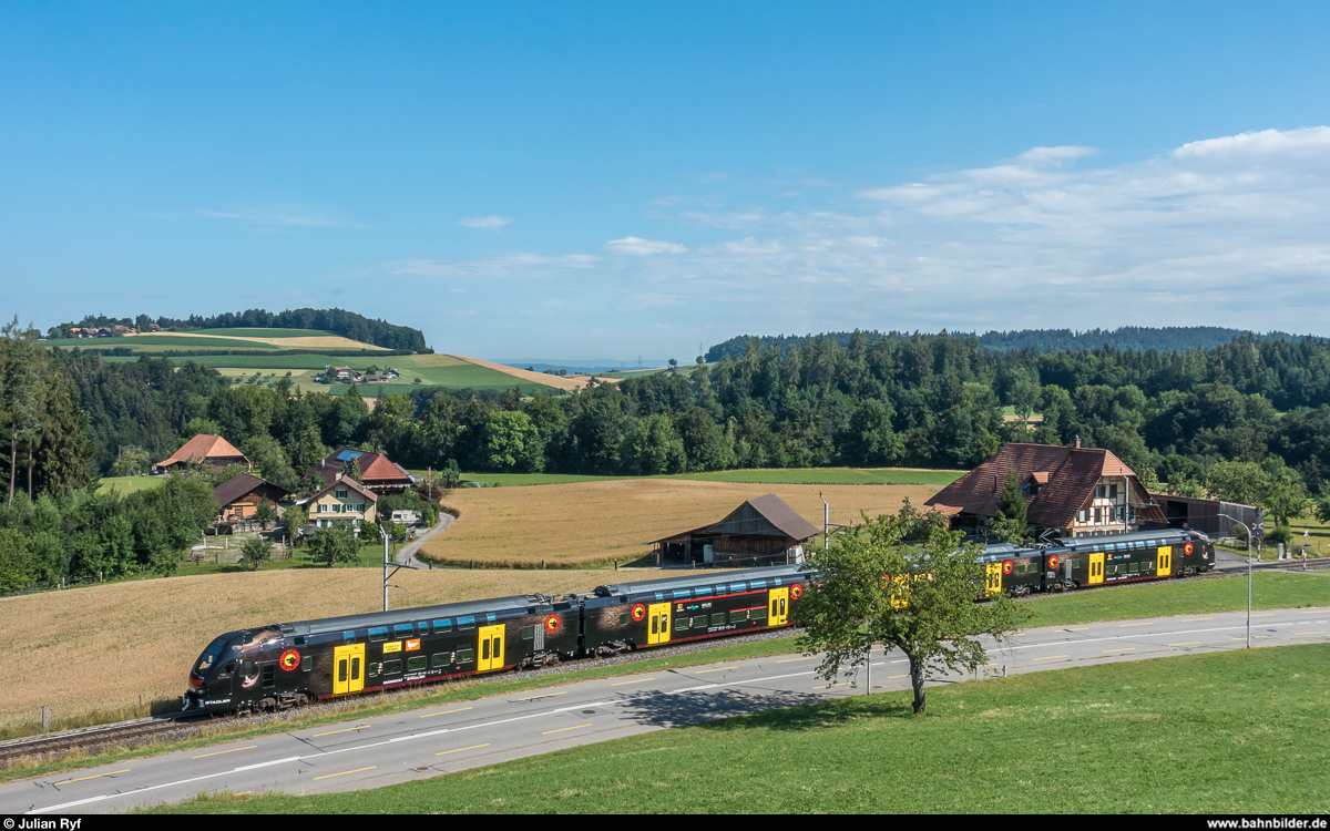 BLS MUTZ RABe 515 008 mit Werbung für den Eishockey-Klub SC Bern am 4. Juli 2018 auf der S6 zwischen Niederscherli und Mittelhäusern.