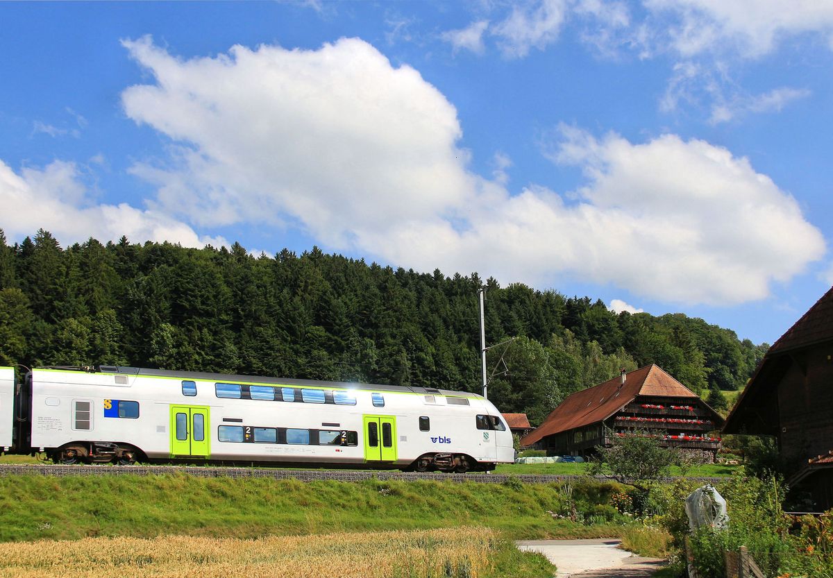 BLS  MUTZ (Serie 515) der S-Bahnlinie Bern - Schwarzenburg: Zug 515 018 fährt an der Blumenpracht eines dortigen Bauernhauses in ausserordentlich altem Baustil vorbei. Aeckenmatt, 10.Juli 2017 