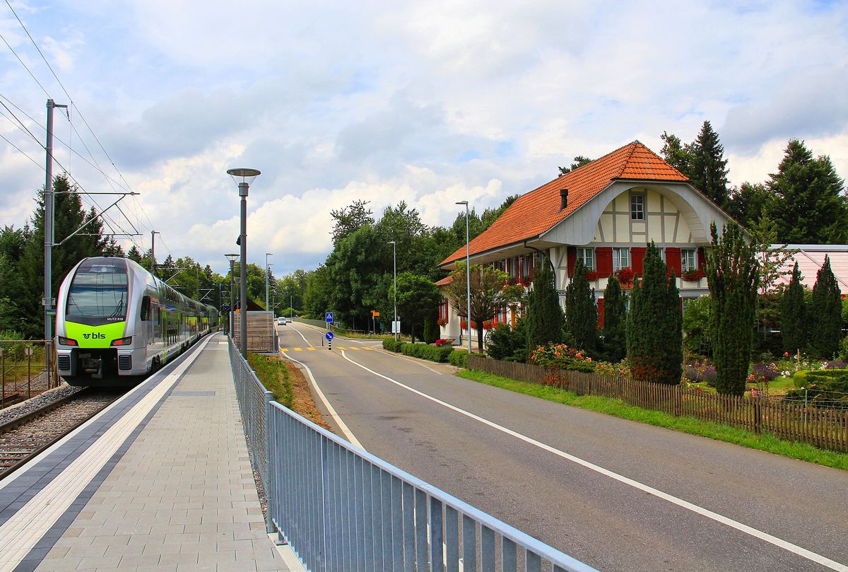 BLS  MUTZ (Serie 515) der S-Bahnlinie Bern - Schwarzenburg: Zug 515 018 neben der Gastwirtschaft zur Schwarzwasserbrücke (heute Ruhetag). Nicht zu ahnen, welch tiefe, unheimliche Schlucht der Zug gerade im Begriff ist zu überqueren. 10.Juli 2017 