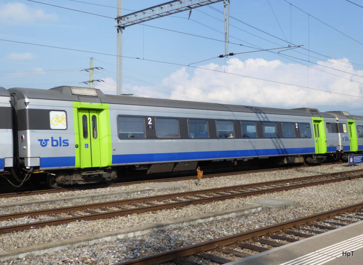 BLS - Personenwagen 2 Kl. B 50 85 28-34 030-2 Bahnhof in Kerzers am 25.07.2016