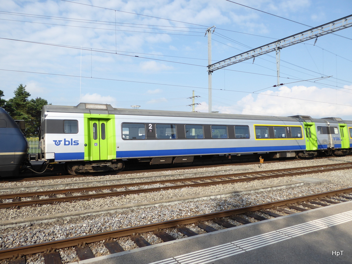 BLS - Personenwagen mit Dienstabteil 1+2 Kl. ABS 50 85 81-34 007-4 Bahnhof in Kerzers am 25.07.2016