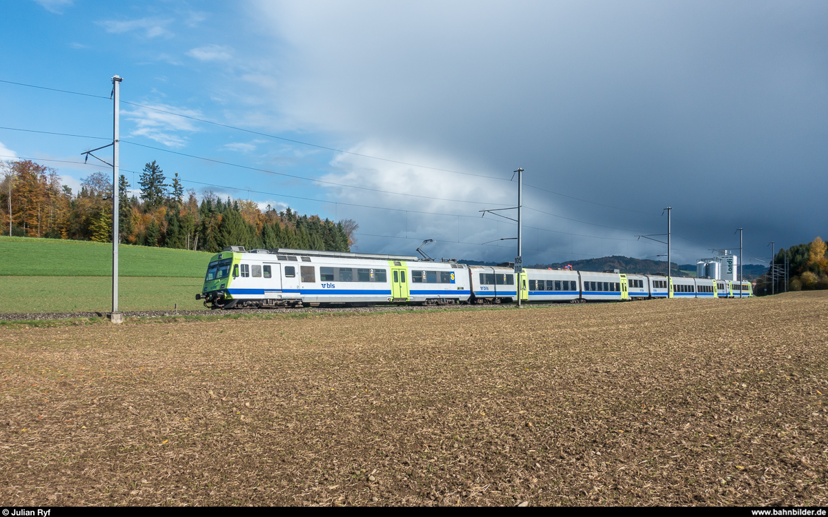 BLS RBDe 565 722 als S2 Langnau - Laupen am 22. Oktober 2017 bei Vielbringen.