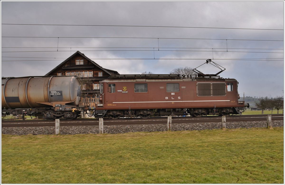 BLS Re 4/4 180 mit Kesselwagenzug nach Landquart zwischen Siebnen-Wangen und Schübelbach-Buttikon. (13.02.2017)