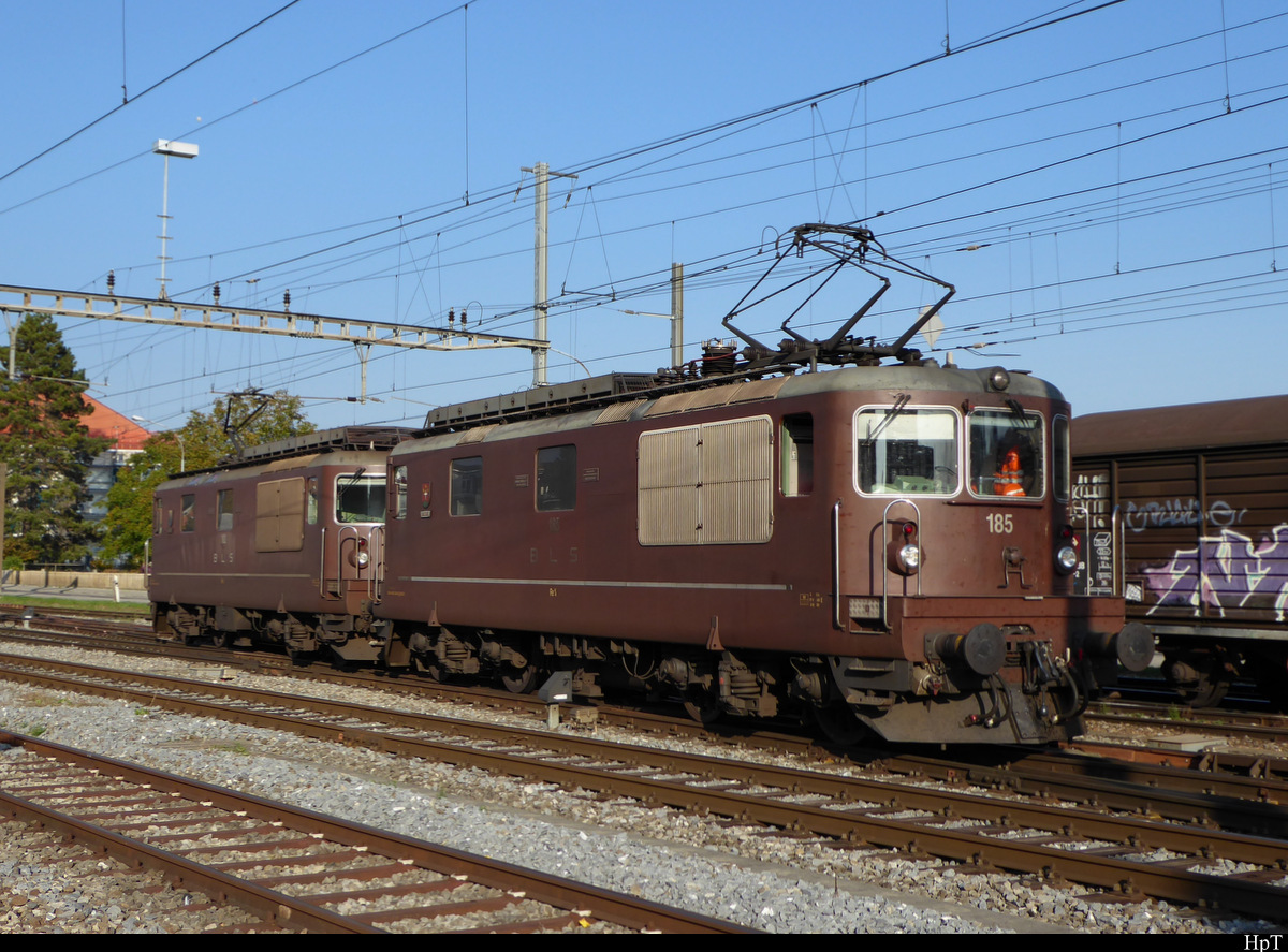 BLS - Re 4/4  185 mit Re 4/4 192 bei Rangierfahrt im Bahnhofsareal in Aarberg am 10.10.2018