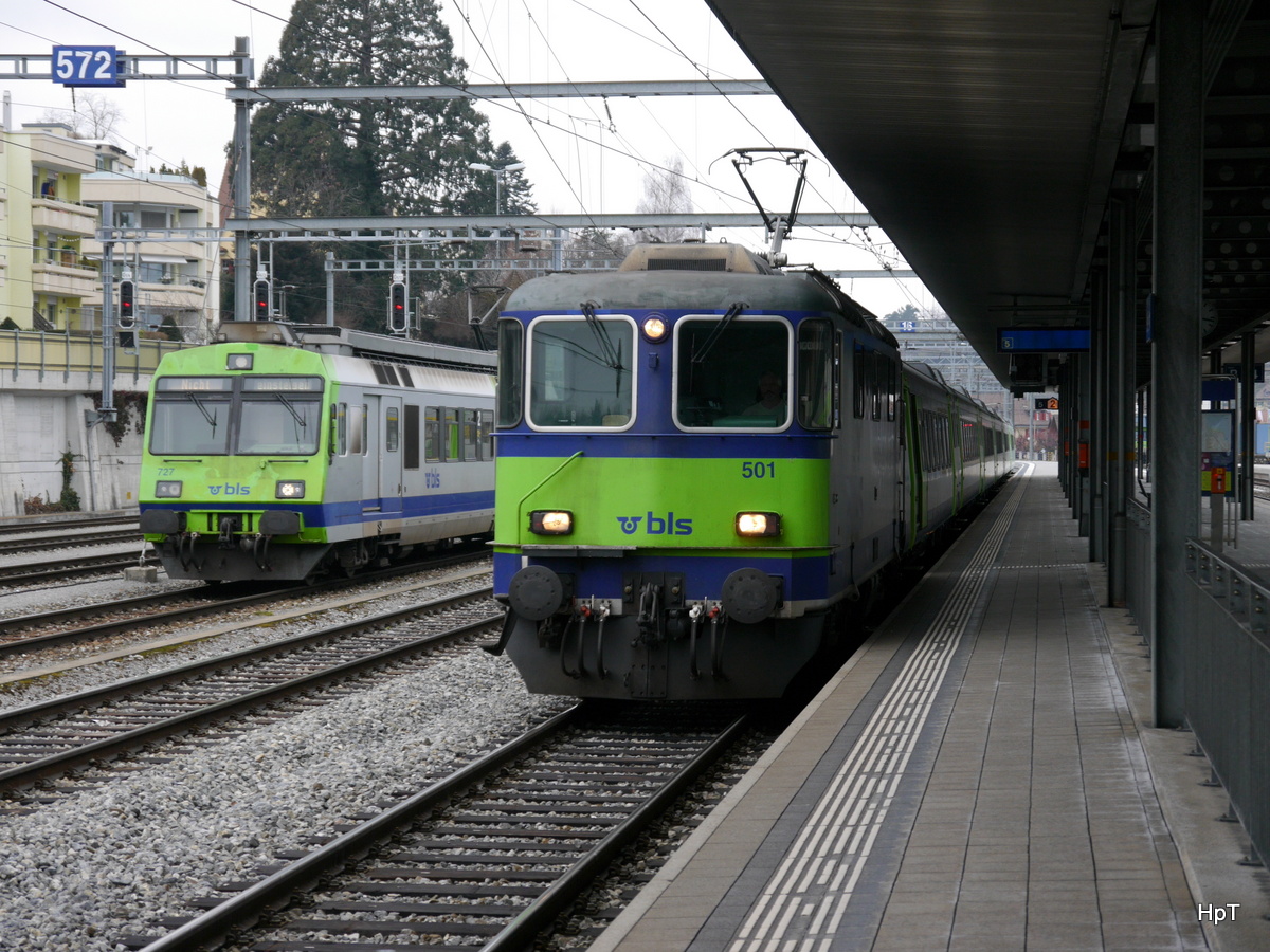 BLS - Re 4/4 420 501-9 bei der einfahrt im Bahnhof Spiez am 25.02.2018