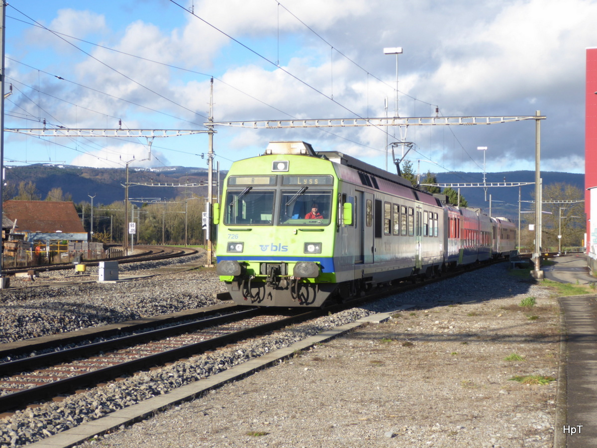 BLS - Regio von Büren an der Aare nach Lyss bei der einfahrt in den Bahnhof von Busswil an der Spitze der Triebwagen RBDe 4/4 565 726-7 am 19.11.2016