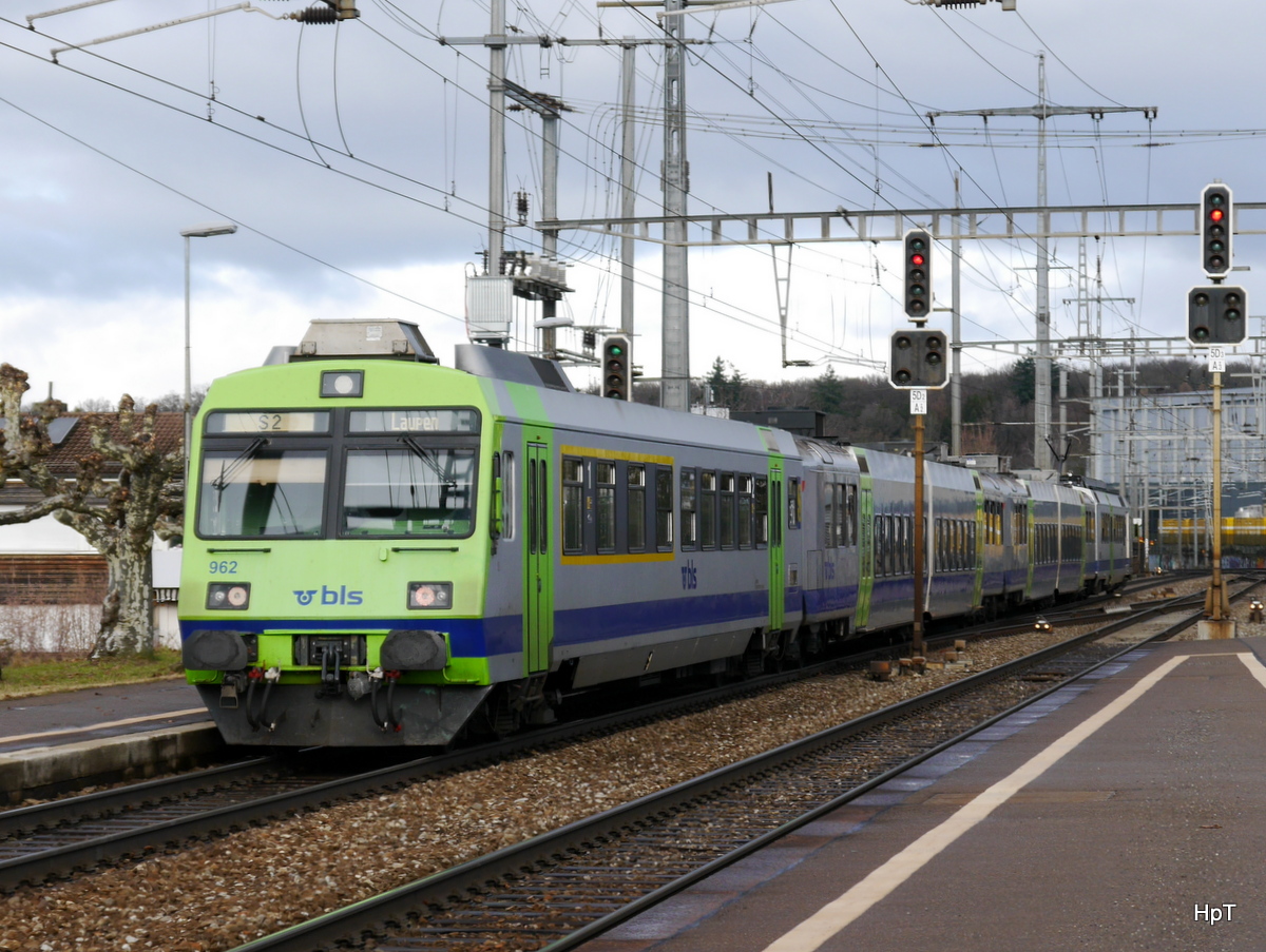 BLS - Regio nach Laupen am Schluss der Steuerwagen ABt 50 85 80-35 962 im Bahnhof von Ostermundigen am 01.01.2018