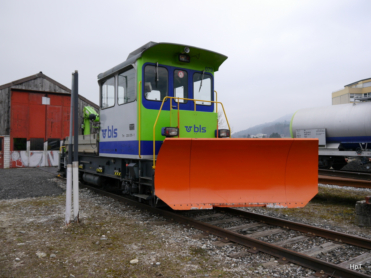 BLS - Tm 2/2  235  079-1 abgestellt im Bahnhofsareal vom Bahnhof Grenchen Nord am 24.02.2018