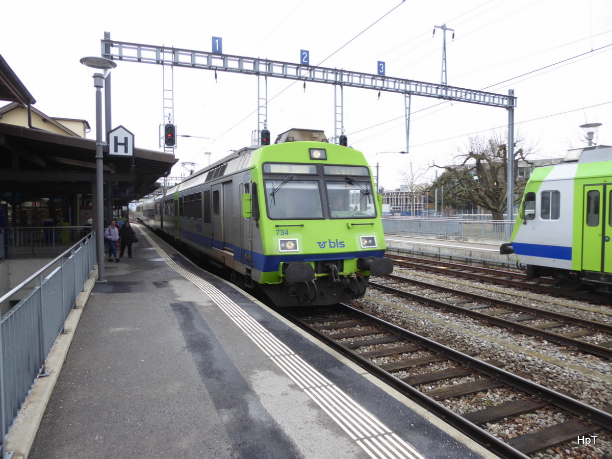 BLS - Triebwagen RBDe 4/4 565 734-1 an der Spitze eines Regio nach Lyss im Bahnhof von Kerzers am 10.02.2018