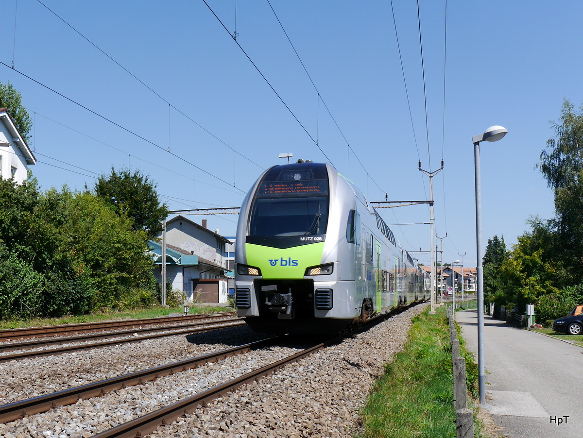 BLS - Triebzug RABe 515 028 unterwegs in Brügg am 22.08.2015