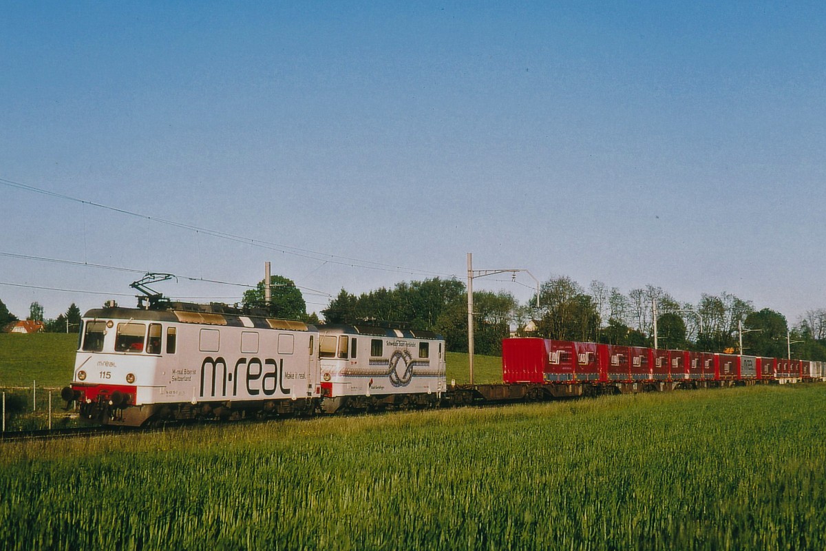 BLS/RM/CROSSRAIL: Güterzug von Corssrail ab dem Cargodrome Wiler bei Utzenstorf mit den ehemaligen RM-Lokomotiven Re 436 115 und Re 436 114 bei Solothurn im August 2008.
Foto: Walter Ruetsch   