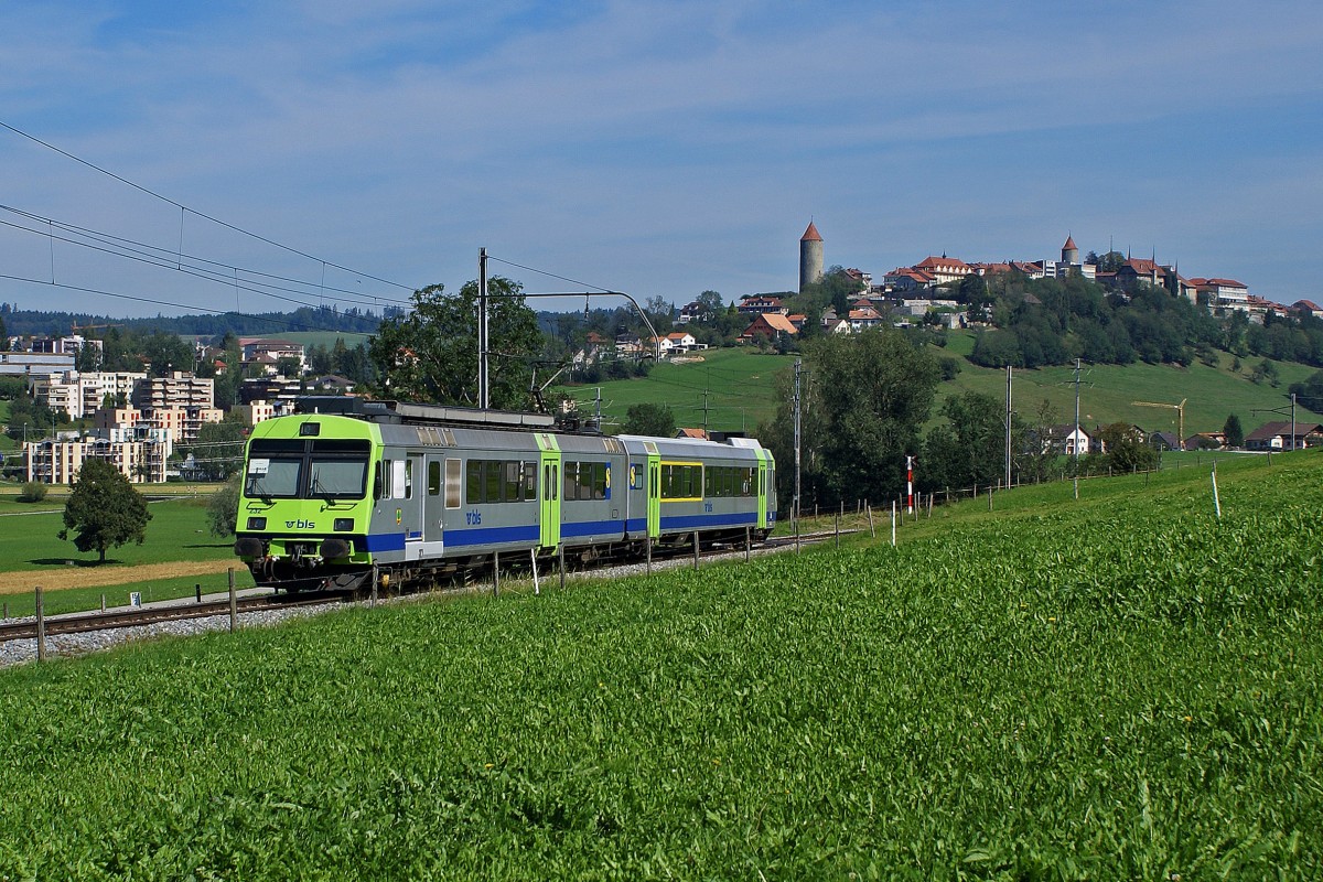 BLS/TPF: BLS-Pendel infolge Rollmaterialmangels auf der TPF im Einsatz. Kurzpendel mit RBDe 565 232-ABt 932 als Regionalzug bei Romont am 5. August 2009.
Foto: Walter Ruetsch 