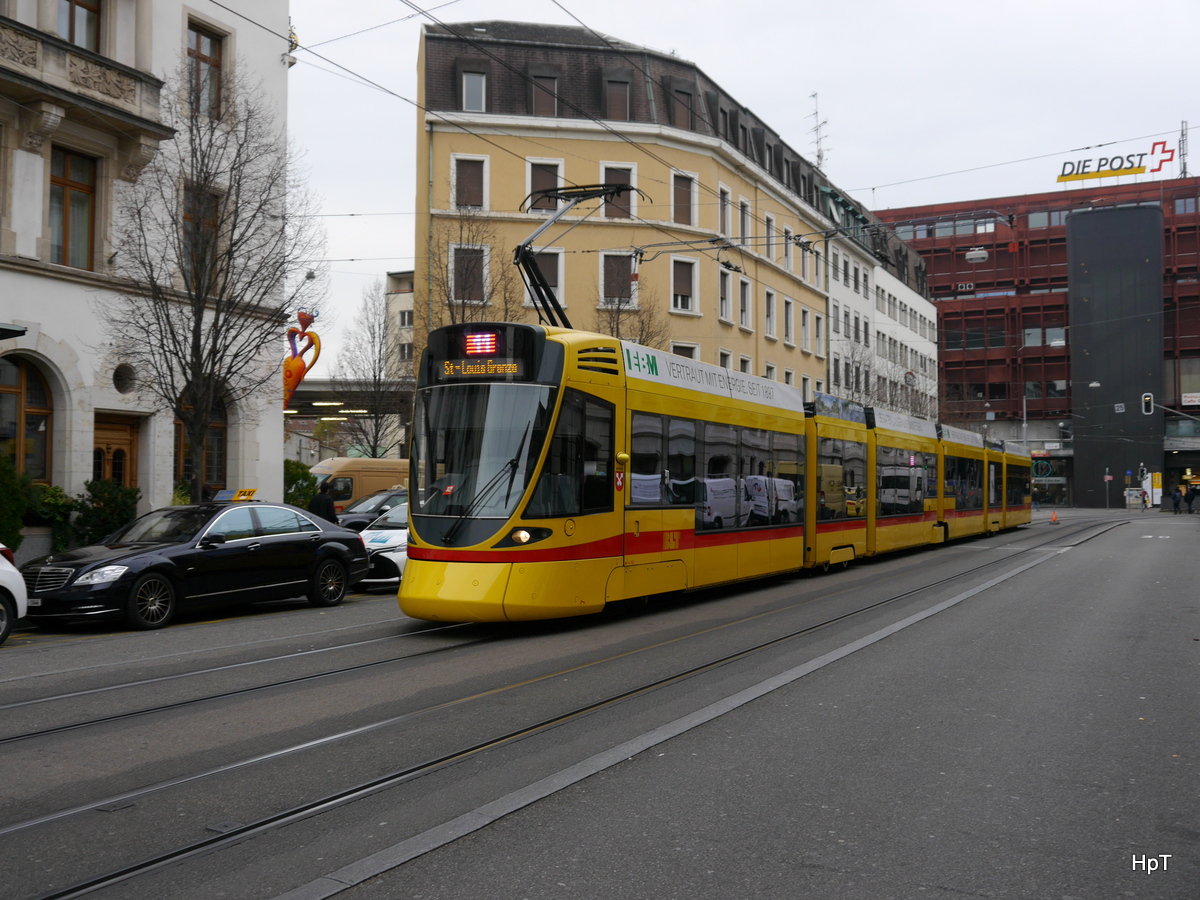BLT - Tram Be 6/10  153 unterwegs auf der Linie 11 vor dem Bahnhof Basel SBB am 23.11.2016