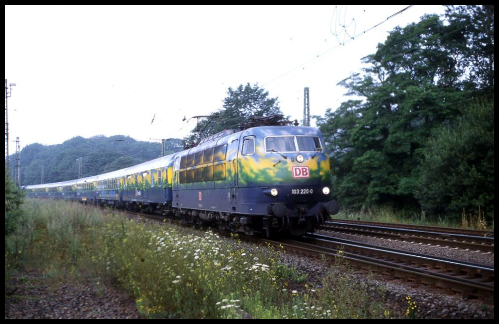  Blümchenwiese  wurde der Touristik Zug der Bahn liebevoll genannt! Hier ist er am 1.8.1998 um 8.12 Uhr auf der Rollbahn bei Hasbergen als Ex 166 nach Rügen unterwegs.