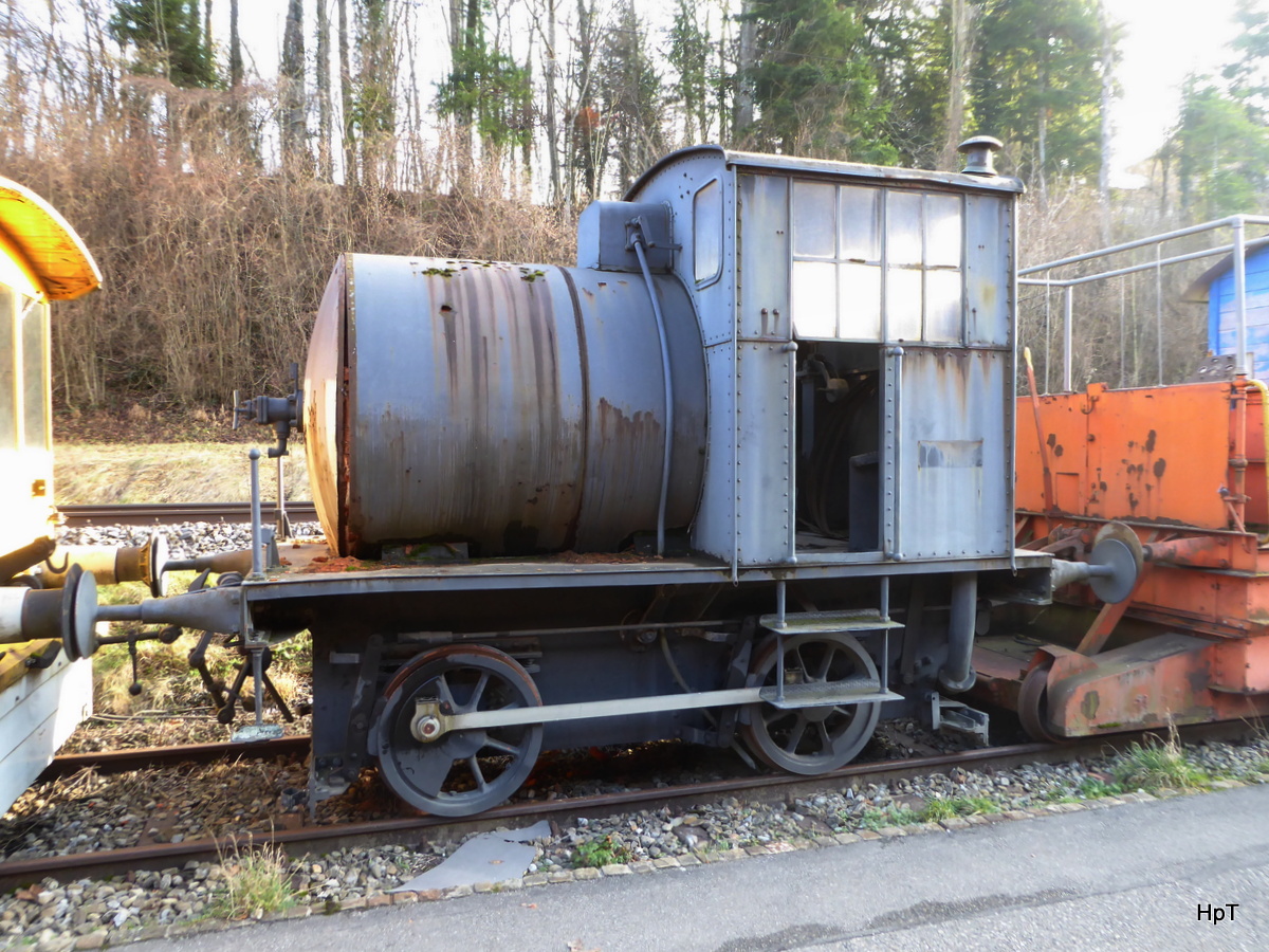 BMK - Reste vom Bahnmuseum Kerzers/Kallnach - Hier eine kleine Dampflok  Abgestellt in Kallnach am 13.01.2018