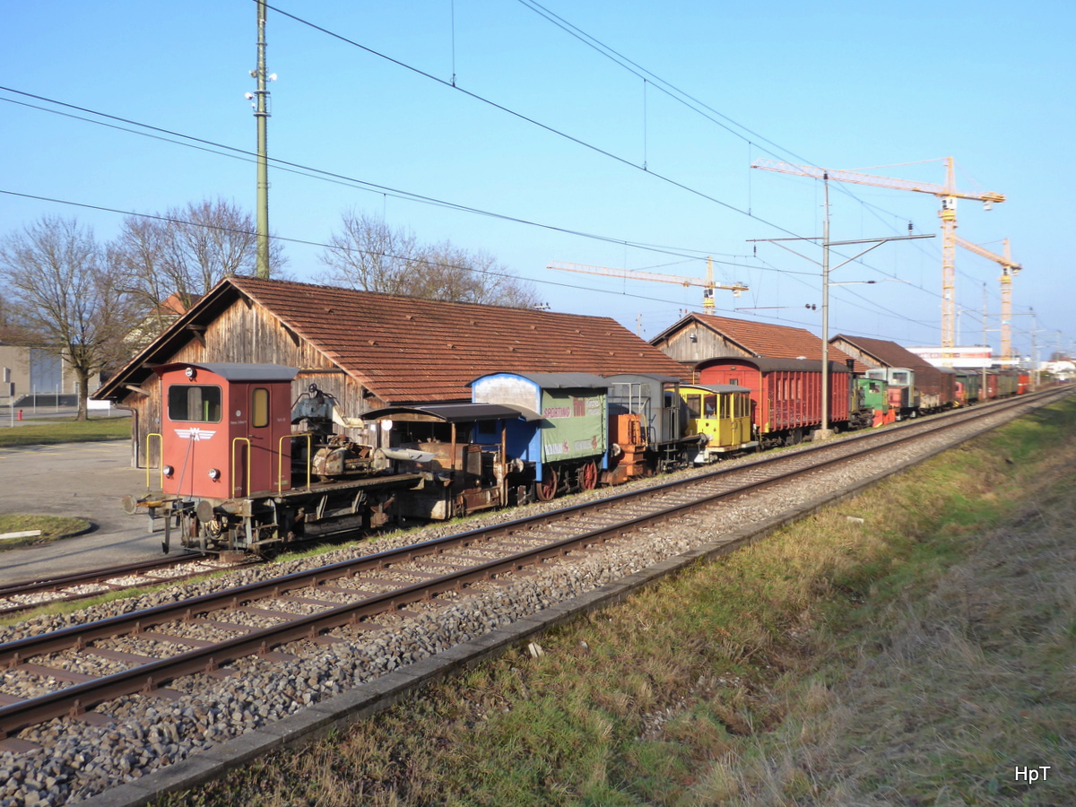 BMK - Reste vom Bahnmuseum Kerzers/Kallnach - Hier ein Teil der noch vorhanden Fahrzeuge an der Spitze die Rangierlok der ex WM Ta 2/2  31 Abgestellt in Kallnach am 13.01.2018