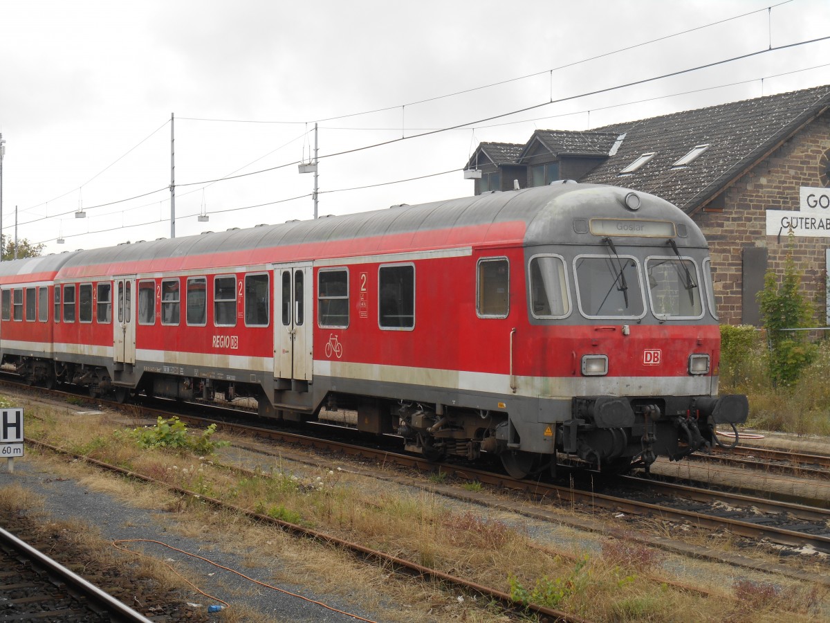 Bnrdzf 477.3 50 80 82-34 075-5 steht mit 218 451 als Schublok in Goslar auf dem Abstellgleis. 4.9.2014