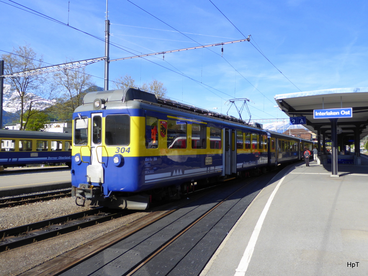 BOB - Triebwagen ABeh 4/4 304 an der Spitze des Abfahrbereiten Zuges in Interlaken Ost am 06.05.2016