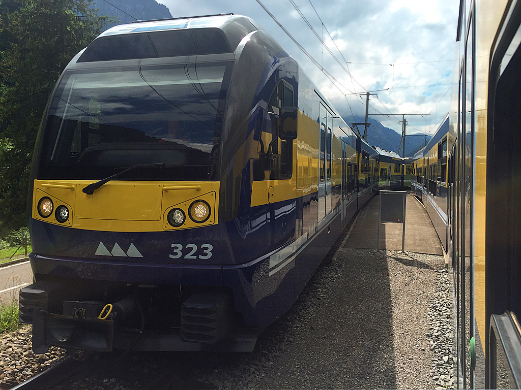 BOB-Triebzug ABDeh Nr. 323 wurde von Stadler Rail gebaut und kreuzt uns auf der Strecke zwischen Grindelwald und Zweilütschinen, 11. Juli 2017, 16:00