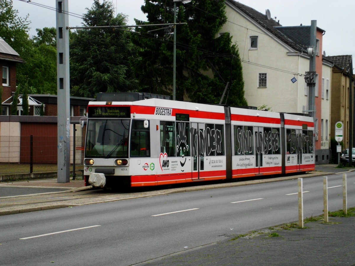 Bochum: Straßenbahnlinie 318 nach S-Bahnhof Bochum-Dahlhausen an der Haltestelle Bochum-Gerthe Schürbankstraße.(11.5.2014) 
