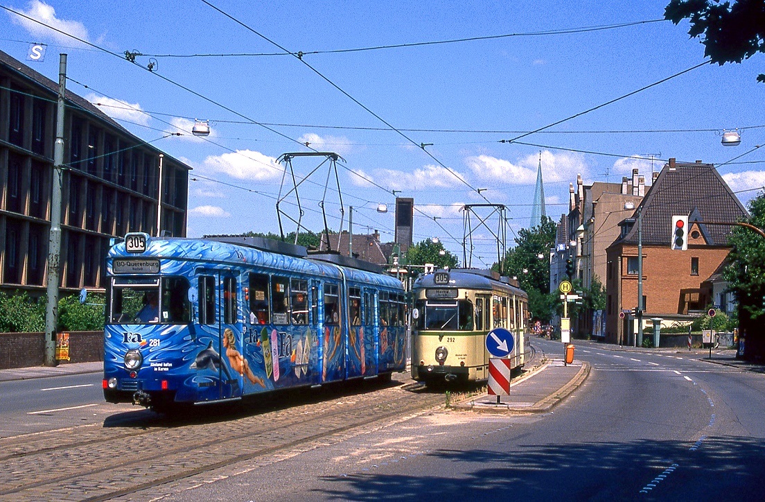 Bochum Tw 281 und 291 begegnen sich auf der Herner Strae am 28.06.1989, wenige Wochen, bevor diese Linie durch die U35 ersetzt wurde.