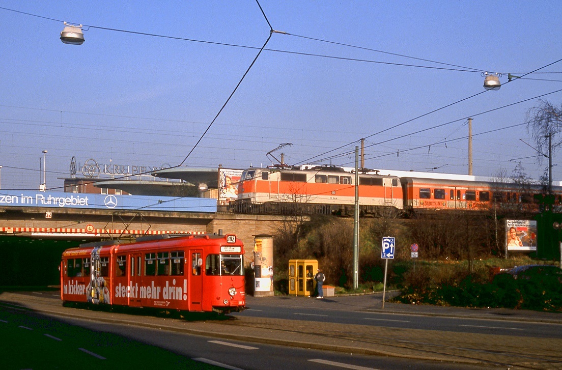 Bochum Tw 295 wendet am Buddenbergplatz, während eine 111 mit einem Zug der S1 in den Bochumer Hauptbahnhof einfährt, 19.01.1989.