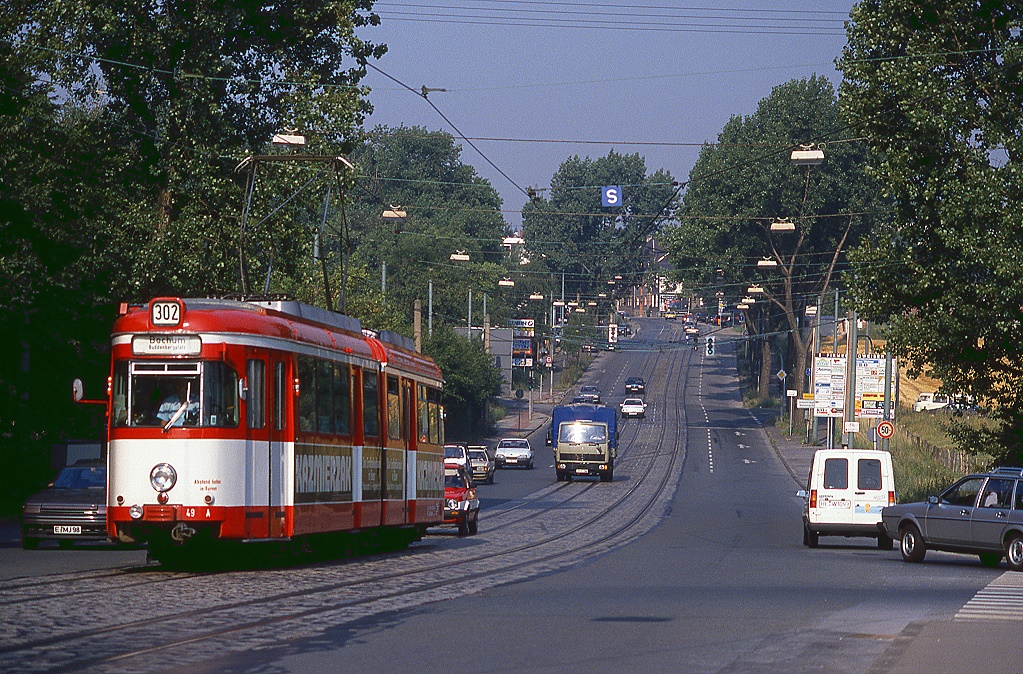 Bochum Tw 49 kurz vor berquerung der A430 zwischen Wattenscheid und Bochum, 06.07.1989.