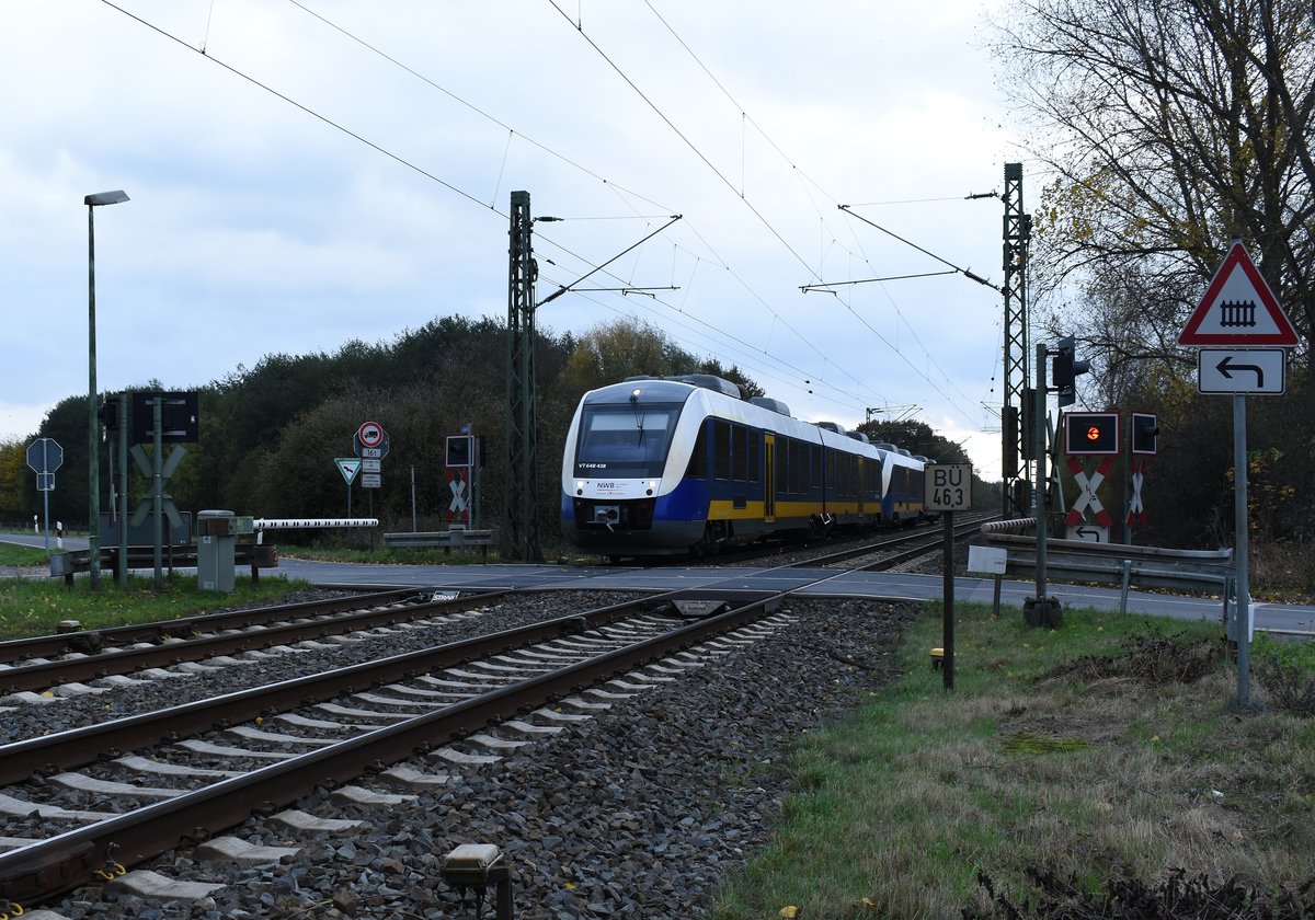 Bösinghoven, Bahnübergang Am Weilerhof.
Am Sonntag den 6.11.2016 kommt der VT 648 438 mit dem 439 der NWB in Richtung 
Kleve als RE10 vor meine Linse gefahren. (mein Bahnbild Nr. 6000)