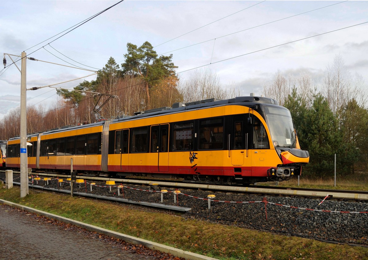 Bombadier Triebwagen am 17.12.2013 auf dem Wegberger Oval!
Siemens Teststrecke PCW, Foto wie immer vor Zaun.
Wer kennt die genaue Bezeichnung?
von Tobias  Faszination - Karlsruher Schienenverkehr  :dies ist der ET2010, BR450 