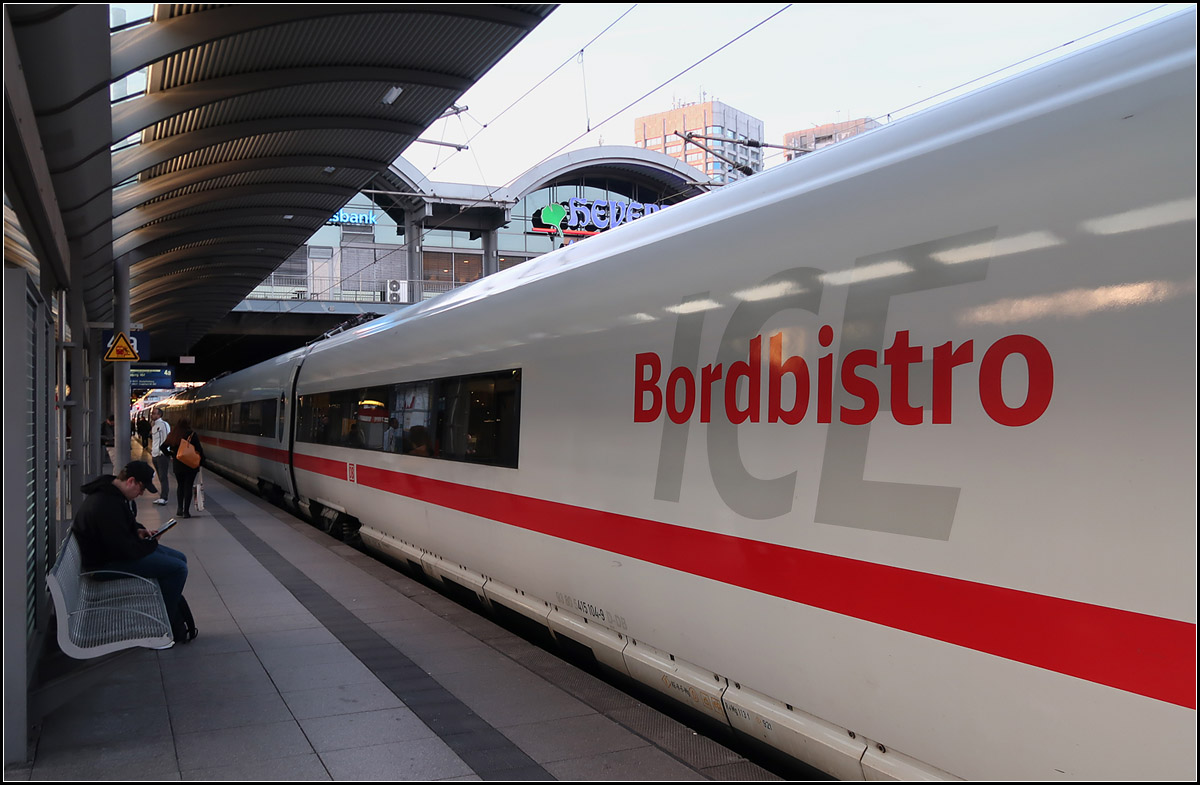 Bordbistro in Mainz -

Die große fensterlose Fläche des Bordbistros des ICE-T hat es mir da angetan. Motivsucher im Mainzer Hauptbahnhof beim Warten auf den Zug.

25.03.2017 (M)
