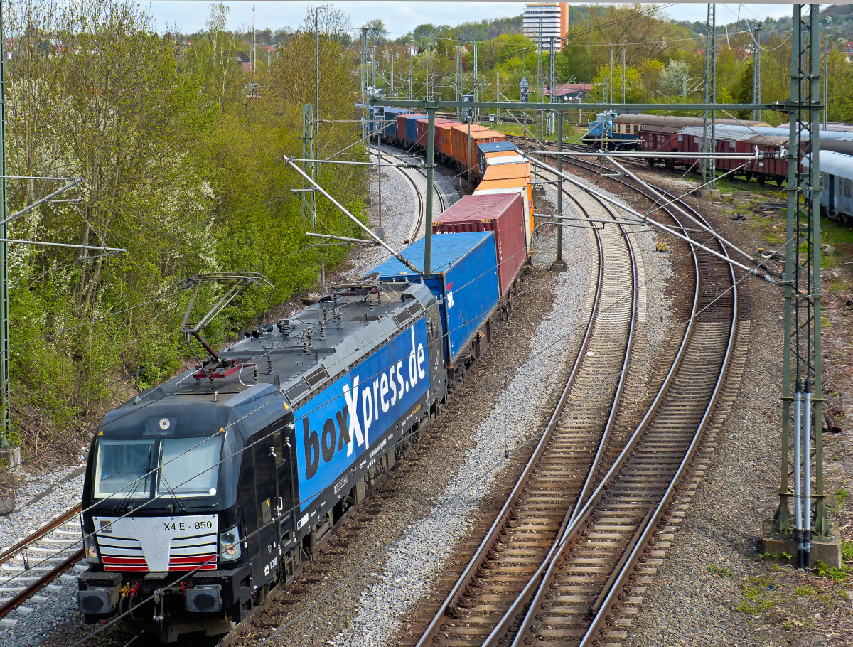 Boxpress 193 850 verlässt mit Containerzug den Bahnhof Crailsheim. 27.04.2015