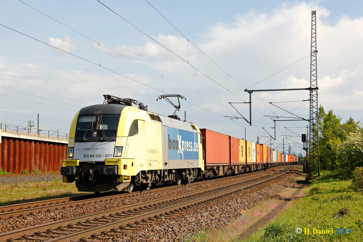 BoxXpress 182 507/ ES 64 U2-007 mit einem Containerzug am 23.04.2014 in Köln Porz Wahn.