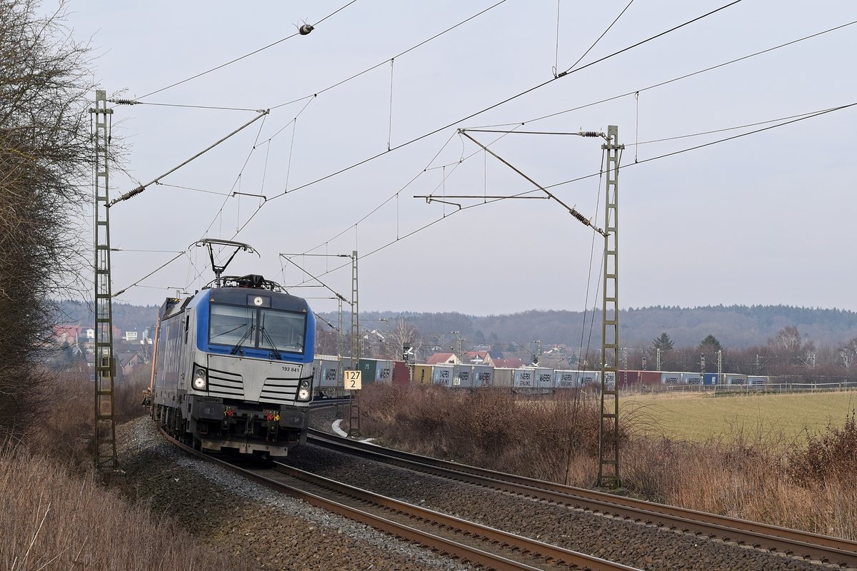 BoxXpress 193 841 schleppt einen Containerzug am 06.03.18 durch Vehrte in Richtung Osnabrück.