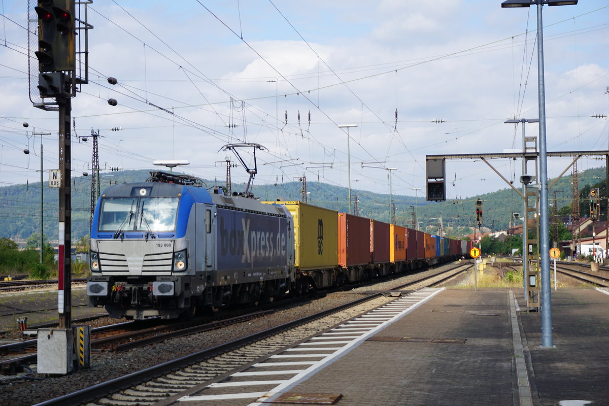 BoxXpress 193 880 zieht am 20.08.2018 einen Containerzug durch Gemünden(Main).