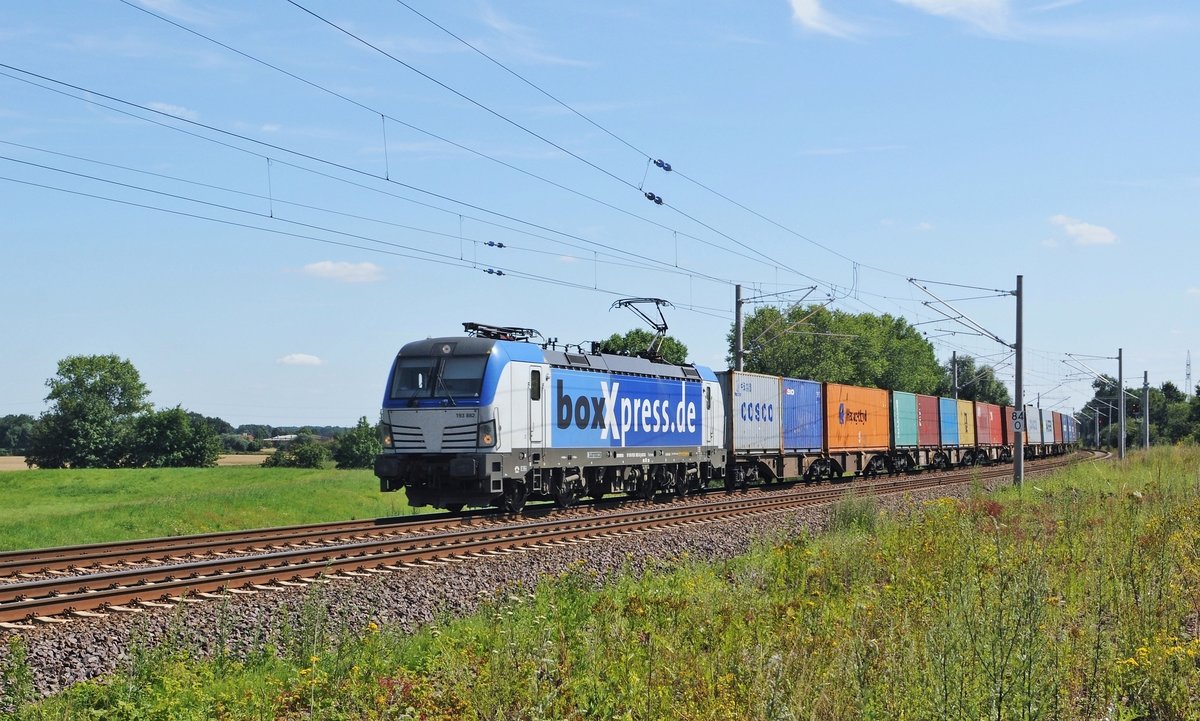 boxXpress 193 882 zieht einen Containerzug am 18.07.17 bei Wahnebergen in Richtung Bremen. 