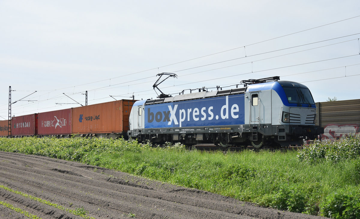 BoxXpress mit der 193 841-4 und Container, kommend aus Richtung Lüneburg. Höhe Bardowick, 15.05.2018. 